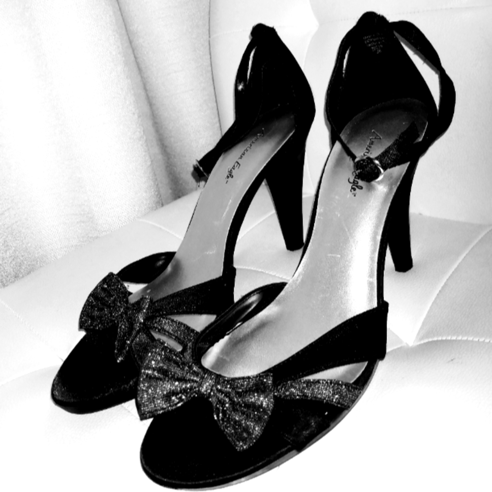 American Eagle black pumps